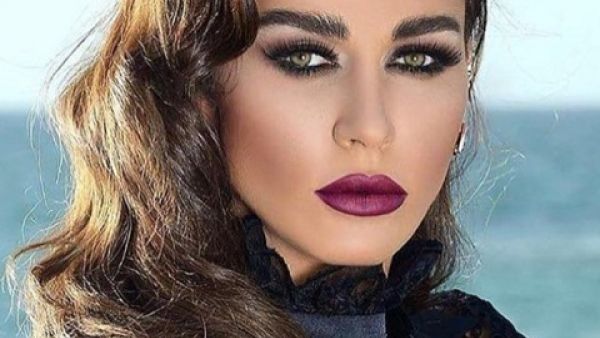 نادين الراسي تثير الجدل بعد سؤالها عن ديانتها