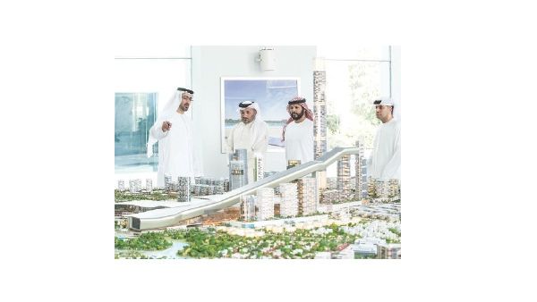 سلطان بن مجرن ومروان بن غليطة يستمعان لشرح من الطاير حول المشروع