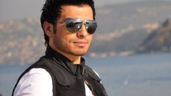 سيدة تعتدي على إيهاب توفيق و تتهمه بالتحرش بها!