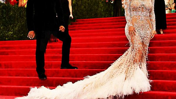 سجادة حفل GRAMMYs تكتسي بالثوب الابيض لمحاربة التحرش 