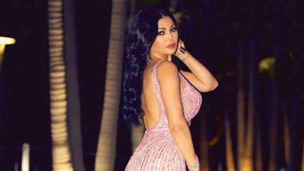 فستان هيفا وهبي براق باللون الزهري مطرز بحبيبات الترتر والسواروفسكي والخرز