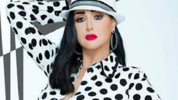 غادة عبد الرازق (مضيفة طيران) في (أرض جو)