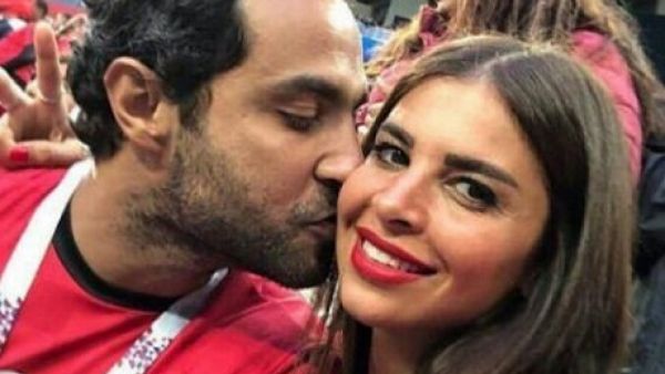 قبلة كريم فهمي لزوجنه تثير أزمة في مصر!!