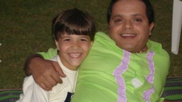 صورة من خلف الكواليس لمحمد هنيدي والطفل علاء عمرو في فيلم "عندليب الدقي"