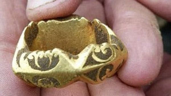 Rare piece of jeweler, which features an engraving of the Roman god Victory (Facebook)
