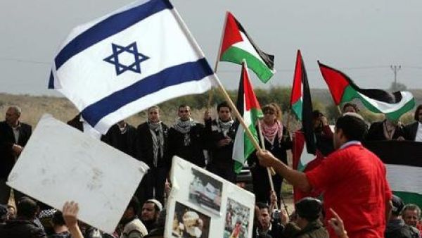 Israeli activist waves Israeli flag as Israeli Arabs wave Palestinian flag (AFP/File Photo)