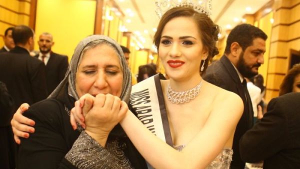 رانيا مصطفى ووالدتها 