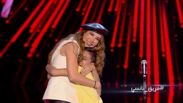 يائيل القاسم يحتضن نانسي عجرم في مرحلة الصوت وبس