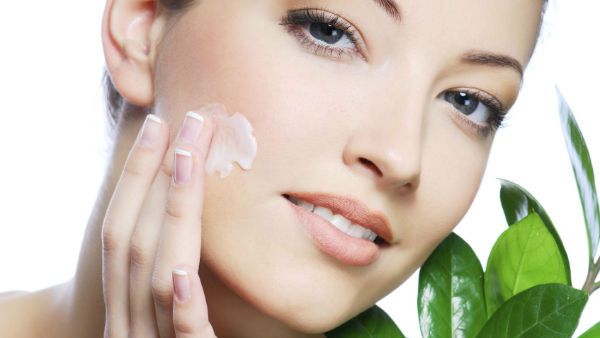 حافظي على بشرة وجهك من خطر الجفاف والتعرّض للأشعة المضرة