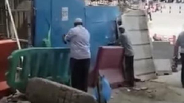 وضوء بدون ماء داخل الحرم المكي يثير موجة من جدل