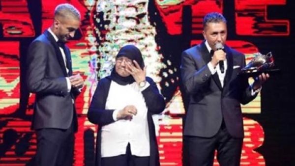 لحظة تتويج حكيم زياش 