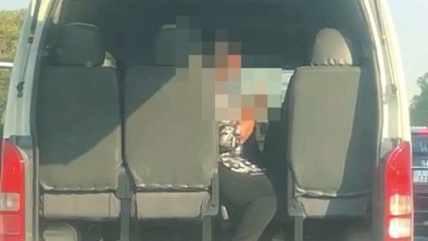 مشرفة باص مدرسة تضرب طالبًا بقسوة بالكويت