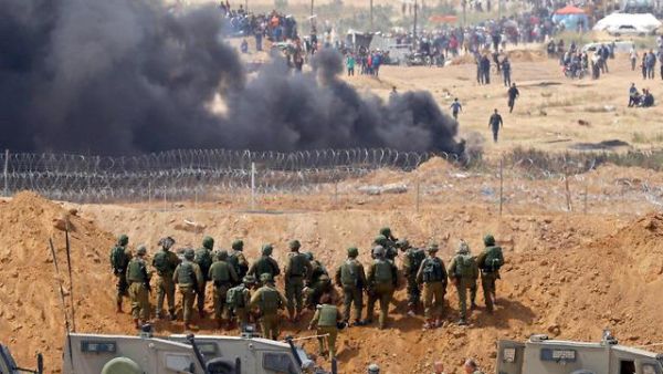 Israeli army faces protesters on Gaza border (AFP/File Photo)
