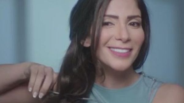 منى زكي ننحلى عن شعرها لصالح مرضى السرطان
