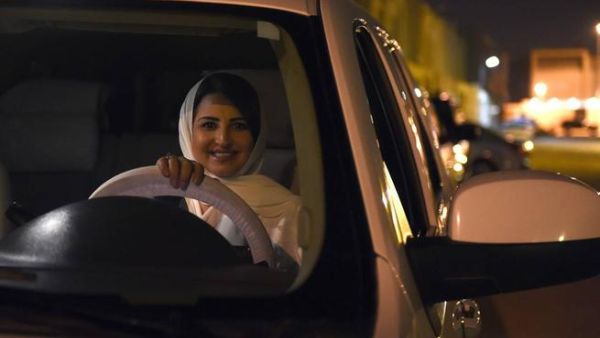 السعوديات يدخلن عصر قيادة السيارة.. والعالم يرحب
