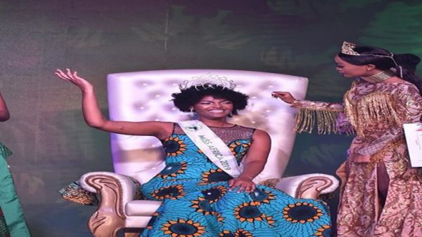 ملكة الجمال ووصيفتها