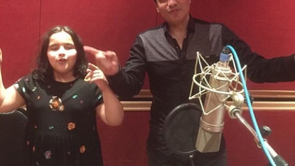 إيهاب توفيق و الطفلة (أشرقت) يغنيان لعيد الأم