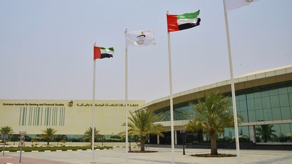 يقوم معهد الإمارات للدراسات المصرفية والمالية بابتعاث عدد من المدراء والمدراء التنفيذيين إلى جامعة فيرجينيا في الولايات المتحدة الأمريكية سنوياً.