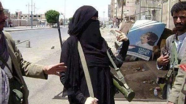الصورة لسيدة يمنية تحمل صاروخ تو..