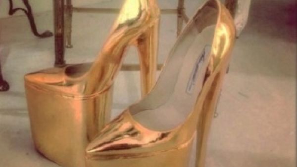 تعرف على النجمة صاحبة الحذاء المصنوع من الذهب الخالص!