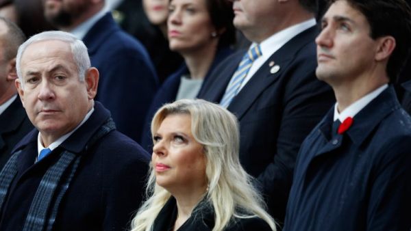 Israeli Prime Minister Benjamin Netanyahu (L) and his wife Sara (C) (AFP)