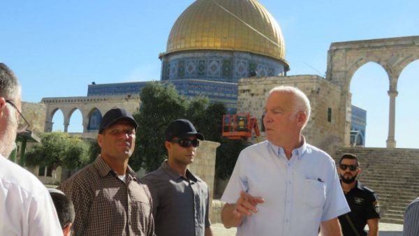 Minister of Agriculture in the Israeli government "Uri Ariel" stormed the courtyards of Al-Aqsa Mosque (Twitter)