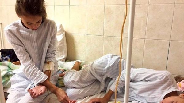 Doctors in Russia are battling to save the lives of 14-year-old models Masha and Dasha Ledeneva who fell critically ill after starving themselves because their modelling school told them to lose weight (Twitter)