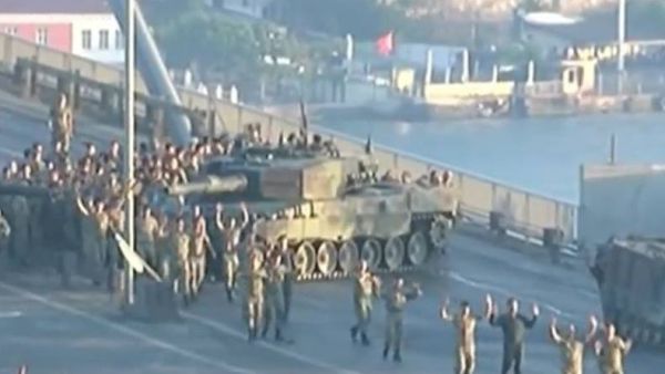 استسلام قوات الانقلاب التي قطعت الجسر الفاصل بين أسيا وأوروبا، وكان قطع الجسر أول إجراءات إعلان الانقلاب