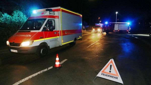 سيارات الاسعاف تنقل المصابين/صورة عن توتير