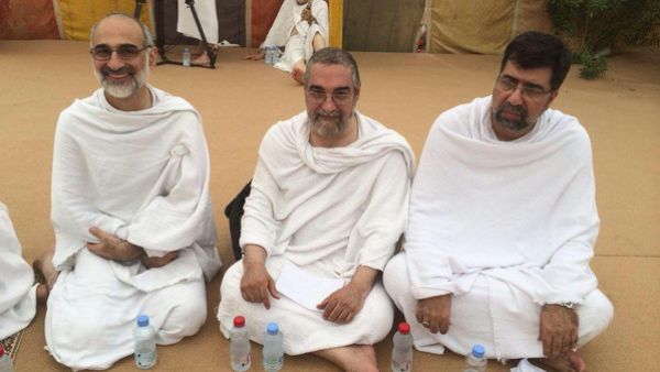 غضنفر ركن آبادي(يمين) في الحج