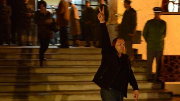 A relative of a member of Moroccan security forces killed in clashes with Sahrawis in November 2010 shouts slogans outside the court house in Rabat. (AFP PHOTO/FADEL SENNA)