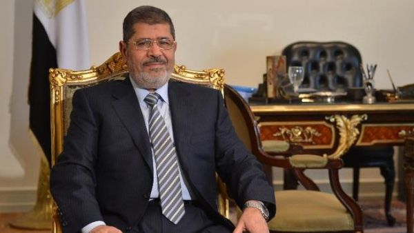 Egyptian president Mohamed Morsi poses prior to a meeting with Iranian Foreign Minister in Cairo. (AFP PHOTO / KHALED DESOUKI)