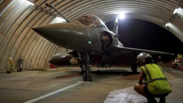 مقاتلة فرنسية تستعد للاقلاع من قاعدة جوية للمشاركة في قصف المتمردين/أ.ف.ب