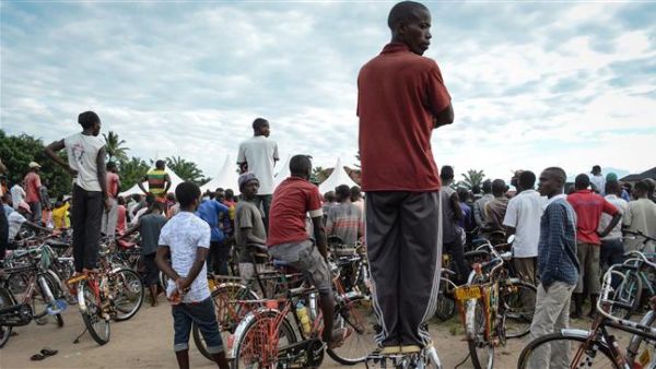 People watch the opposition's campaign against a referendum for constitutional amendment which allows incumbent President Pierre Nkurunziza stay in power for another 16 years, in Kabezi, south of Bujumbura, Burundi, May 11, 2018. (AFP/ File Photo))