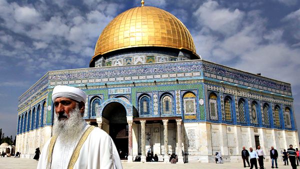 An Arab resident in front of the Dome of the Rock at Jerusalem's Al Aqsa Mosque. (Ahmad Gharabli/AFP)