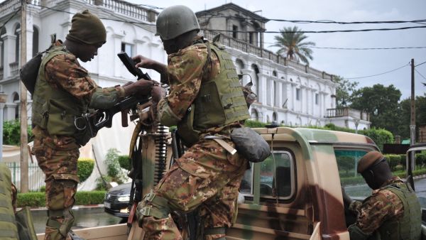 Malian soldiers stand guard outside the presidential palace. (AFP) 