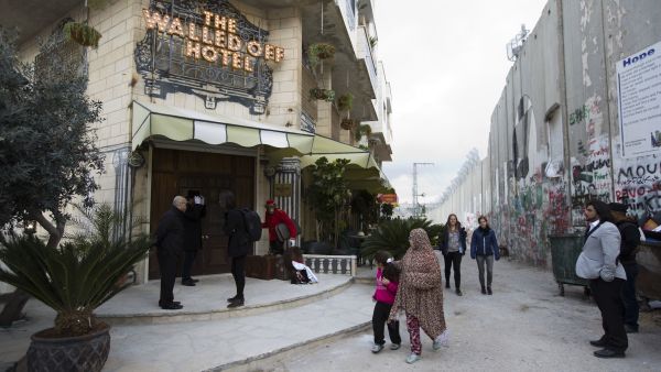 أسوأ فندق بالعالم.. كل غرفه تطل على قمع الفلسطينيين
