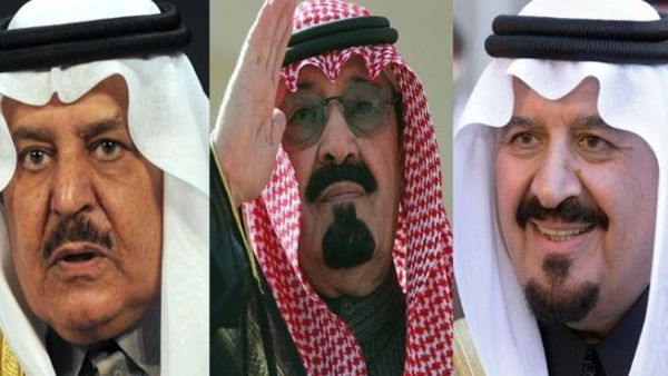 الملك السعودي يتوسط وليي العهد الراحلين سلطان ونايف