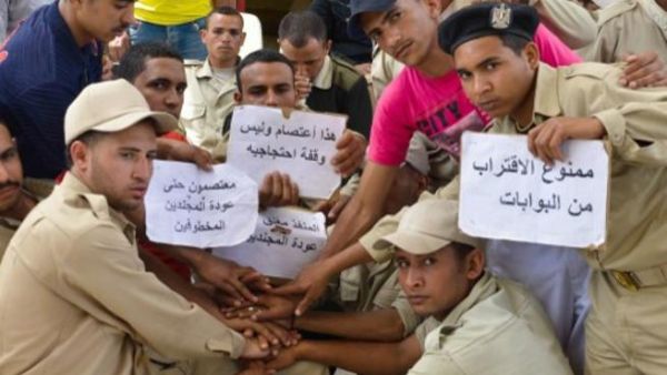 الجنود المصريون معتصمون ضد اختطاف زملائهم. الجنود المصريون معتصمون ضد اختطاف زملائهم.