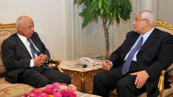 حازم الببلاوي (يمين) في لقاء مع الرئيس المصري المؤقت عدلي منصور.  حازم الببلاوي (يمين) في لقاء مع الرئيس المصري المؤقت عدلي منصور.