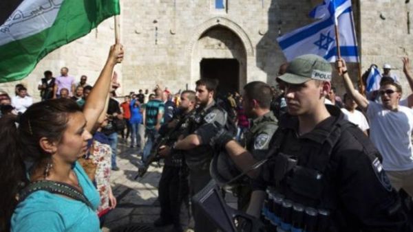جندي إسرائيلي في مواجهة متظاهرة فلسطينية أثناء إحياء ذكرى "توحيد القدس".