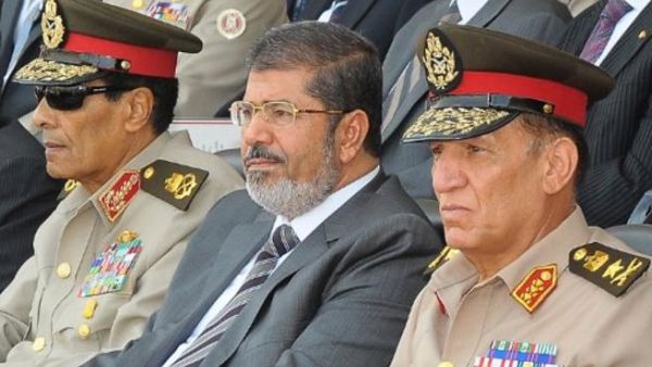 الرئيس مرسي وإلى جانبه طنطاوي.  الرئيس مرسي وإلى جانبه طنطاوي.