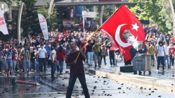 متظاهر تركي ضد حكومة أردوغان. 