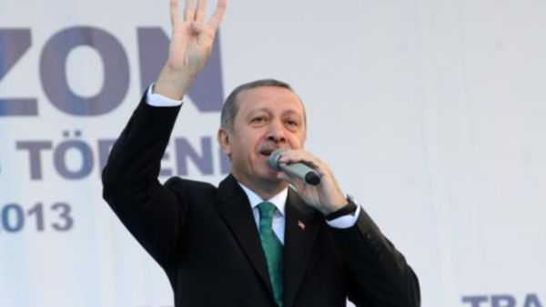 رئيس الوزراء التركي رجب طيب أردوغان يرفه إشارة "رابعة". (المصدر: إي أف بي). رئيس الوزراء التركي رجب طيب أردوغان يرفه إشارة "رابعة". (المصدر: إي أف بي).