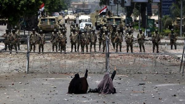 مناصرات للرئيس المعزول مرسي في مواحهة قوات الأمن المصرية.