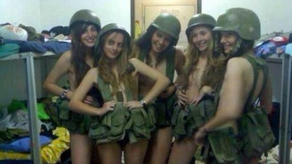 المجندات الإسرائيليات كما ظهرن على الفيسبوك