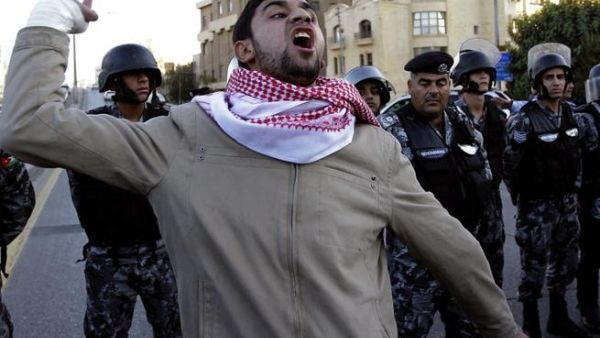 شاب أردني يتظاهر ضد قرار رفع الأسعار شاب أردني يتظاهر ضد قرار رفع الأسعار