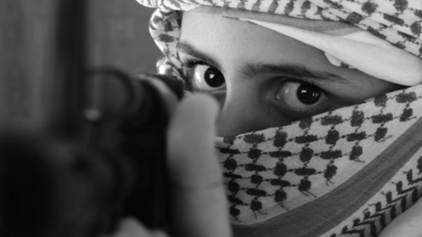 اطلق الشاب نار بندقيته على المسنة بعد ان ظن بانها قرد. 