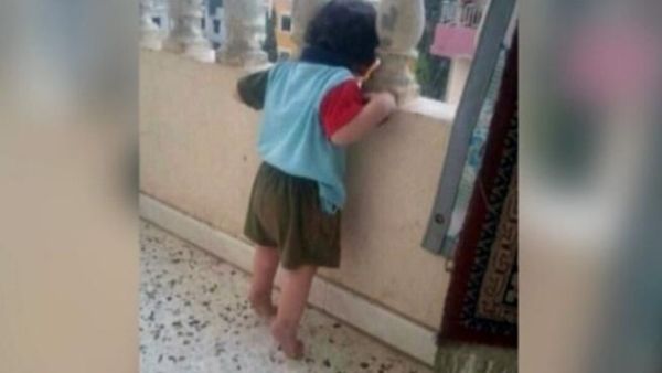 كانت الطفلة التي لا يتجاوز عمرها العام تتمسك بشرفة منزلها، لتتمكن من إلقاء نظرة على الشارع.