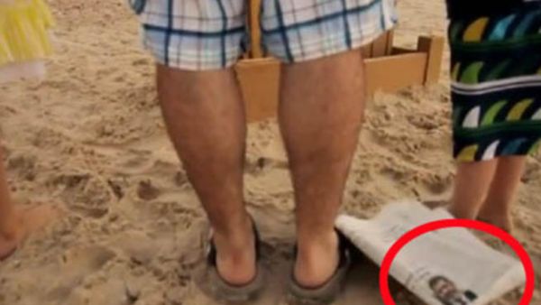 صورة مرسي في جريدة ملقاة على الأرض كما ظهرت في الإعلان الإسرائيلي صورة مرسي في جريدة ملقاة على الأرض كما ظهرت في الإعلان الإسرائيلي